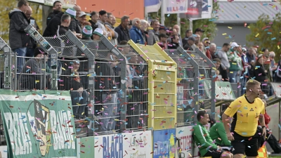 Da wirbeln die bunten Blätter passend zum Herbst: In der Regionalliga-Partie der SpVgg Ansbach, die zu Hause 2:1 gegen Schwaben Augsburg gewann, herrschte von Beginn an gute Stimmung. (Foto: Martin Rügner)