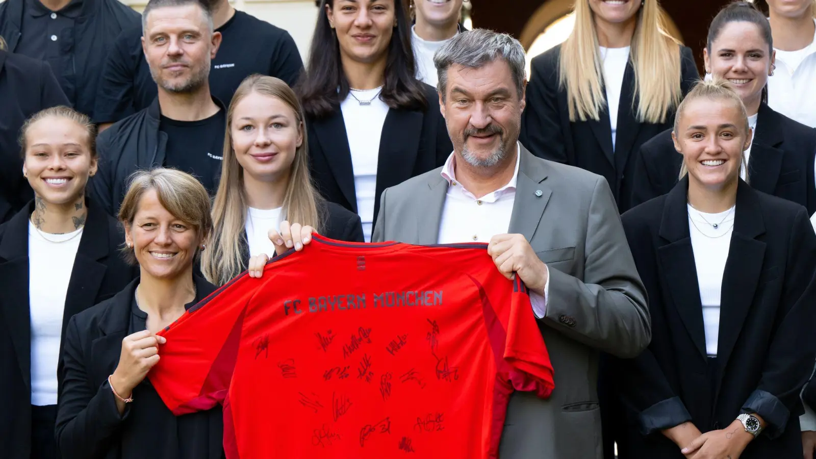 Markus Söder hat die Fußballerinnen des FC Bayern empfangen (Foto: Sven Hoppe/dpa)