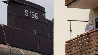 Das sieht man auch nicht alle Tage. Ein U-Boot zieht am Balkon vorbei. (Foto: Uwe Anspach/dpa)