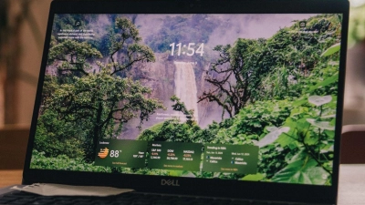Microsoft hat den Sperrbildschirm in Windows 10 und 11 aktualisiert und bietet nun mit einem aktuellen Update eine neue Widget-Ansicht auf dem Sperrbildschirm an. (Foto: Zacharie Scheurer/dpa-tmn)