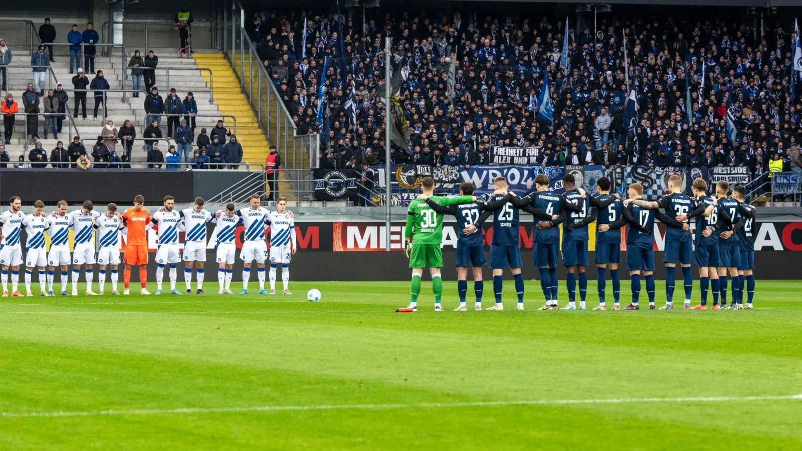 Gedenkminute der Mannschaften vor dem Anpfiff. (Foto: David Inderlied/dpa)