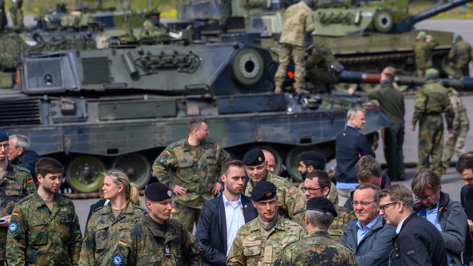 Bundesverteidigungsminister Boris Pistorius (3.v.r) und sein dänischer Amtskollege Troels Lund Poulsen (2.v.r) sprechen mit Bundeswehrsoldaten. (Foto: Klaus-Dietmar Gabbert/dpa)