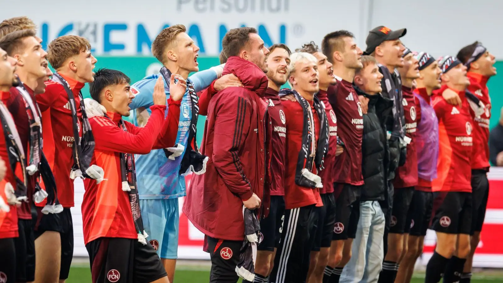 Die Nürnberger feiern einen famosen Sieg im Frankenderby. (Foto: Daniel Karmann/dpa)