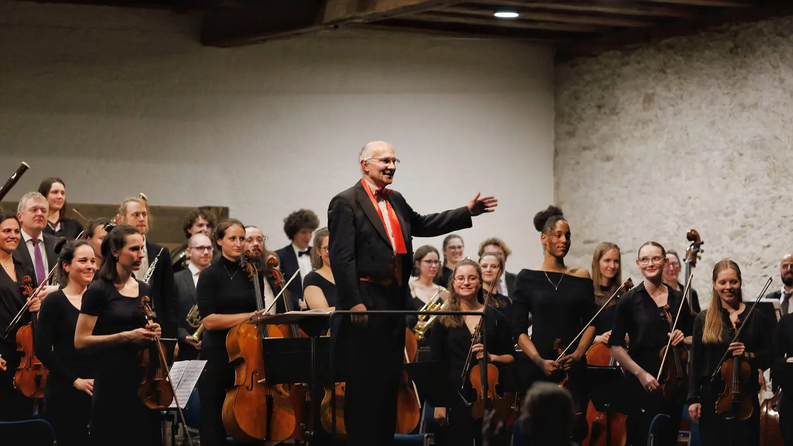 Wurden am Ende bejubelt: das Akademische Orchester der Universität Würzburg und dessen Dirigent Markus Popp nach der Aufführung von Anton Bruckners Siebter in der Reichsstadthalle. (Foto: Thomas Wirth)