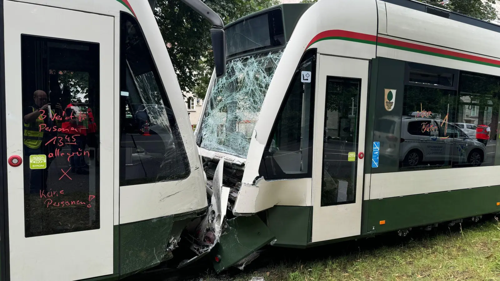 Die Ursache für die Kollision der Trambahnen in Augsburg blieb zunächst unklar. (Foto: Friedrich/vifogra/dpa)