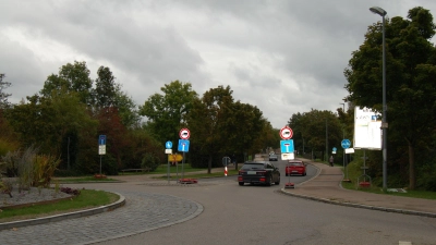 Noch können Autofahrer in die Straße Am Brühl einfahren. Ab Montag ist die Zufahrt allerdings bis einschließlich Freitag gesperrt. (Foto: Markus Weinzierl)