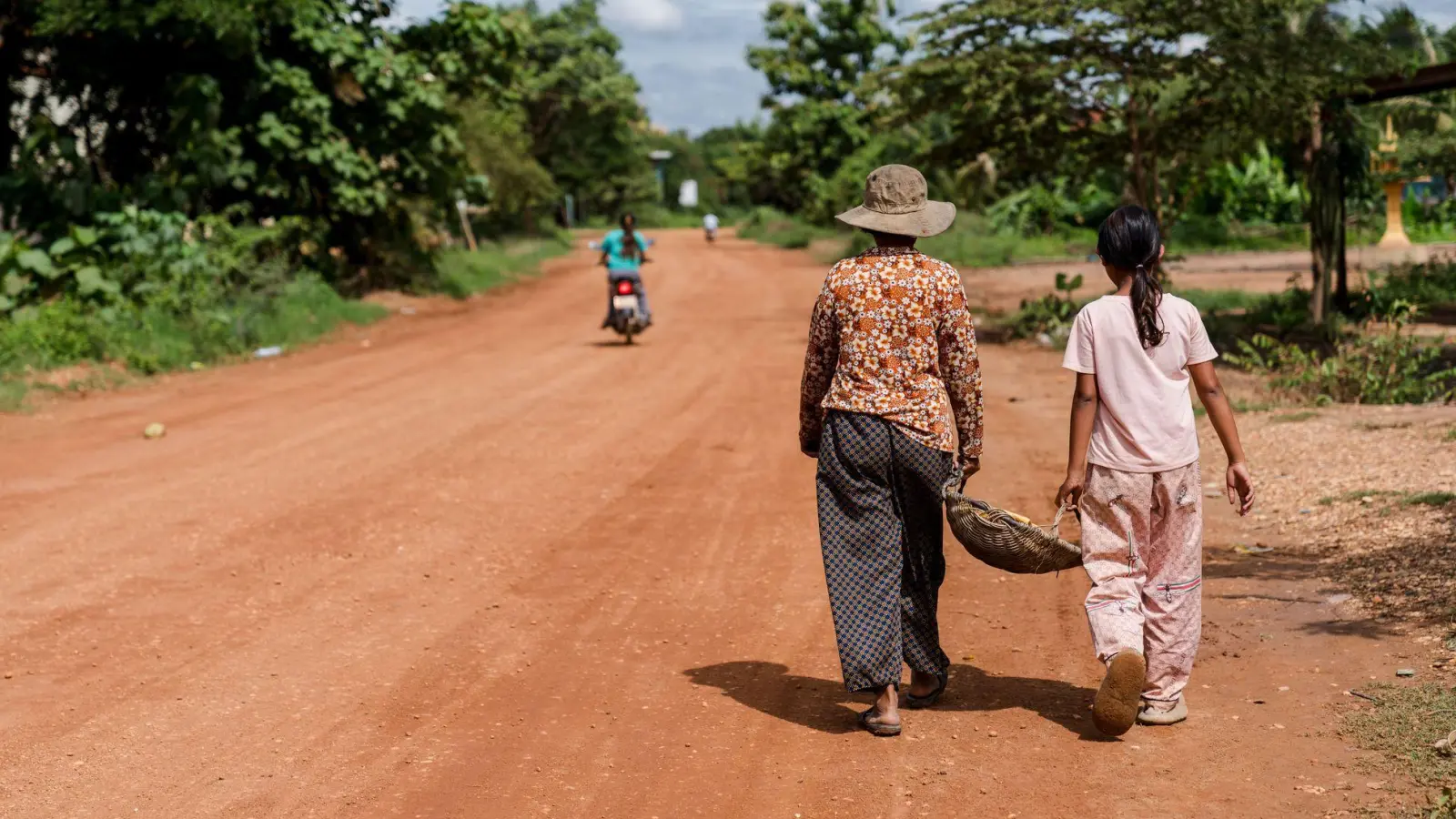 Viele Kinder in Südostasien arbeiten zusammen mit ihren Verwandten, statt zur Schule zu gehen. (Foto: World Vision/dpa)