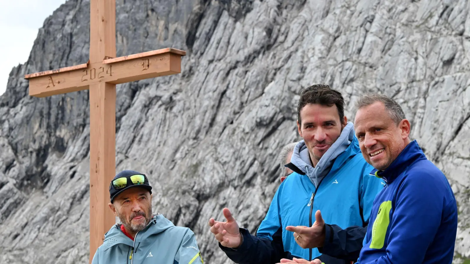 Christian und Felix Neureuther mit Umweltminister Glauber am Fuß der Alpspitze. (Foto: Peter Kneffel/dpa)