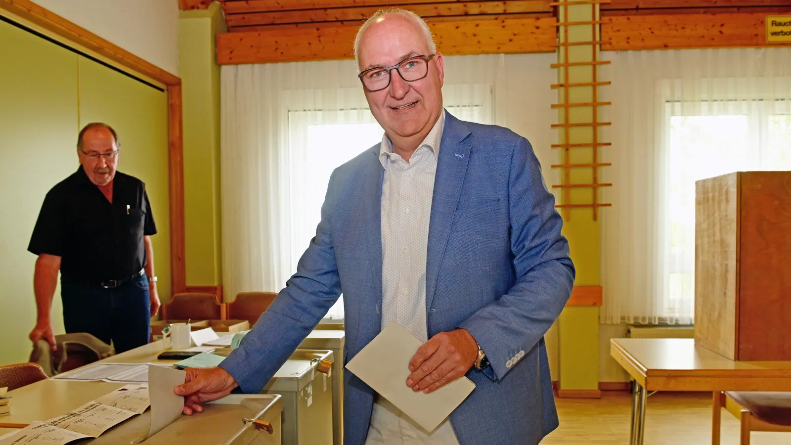 Helmut Schnotz (CSU) wählte im Gemeindehaus in Großenried. (Foto: Jim Albright)