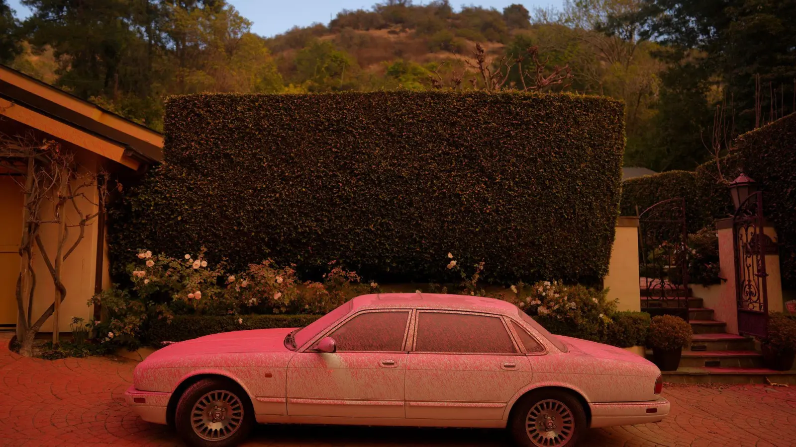 Ein mit Löschmittel bedecktes teures Auto in Los Angeles. (Foto: Eric Thayer/AP/dpa)