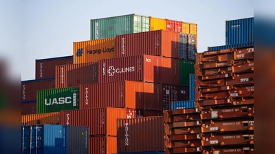 Dutzende Frachtcontainer stehen aufgestapelt in einem Hafen. (Foto: Jonas Walzberg/dpa/Symbolbild)