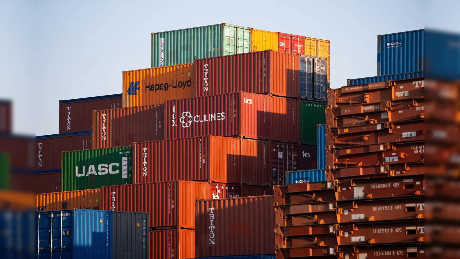 Dutzende Frachtcontainer stehen aufgestapelt in einem Hafen. (Foto: Jonas Walzberg/dpa/Symbolbild)