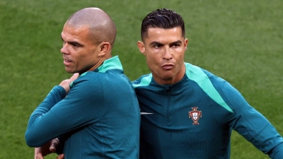 Haben EM-Geschichte geschrieben: Die Portugiesen Pepe (l) und Cristiano Ronaldo. (Foto: Jan Woitas/dpa)