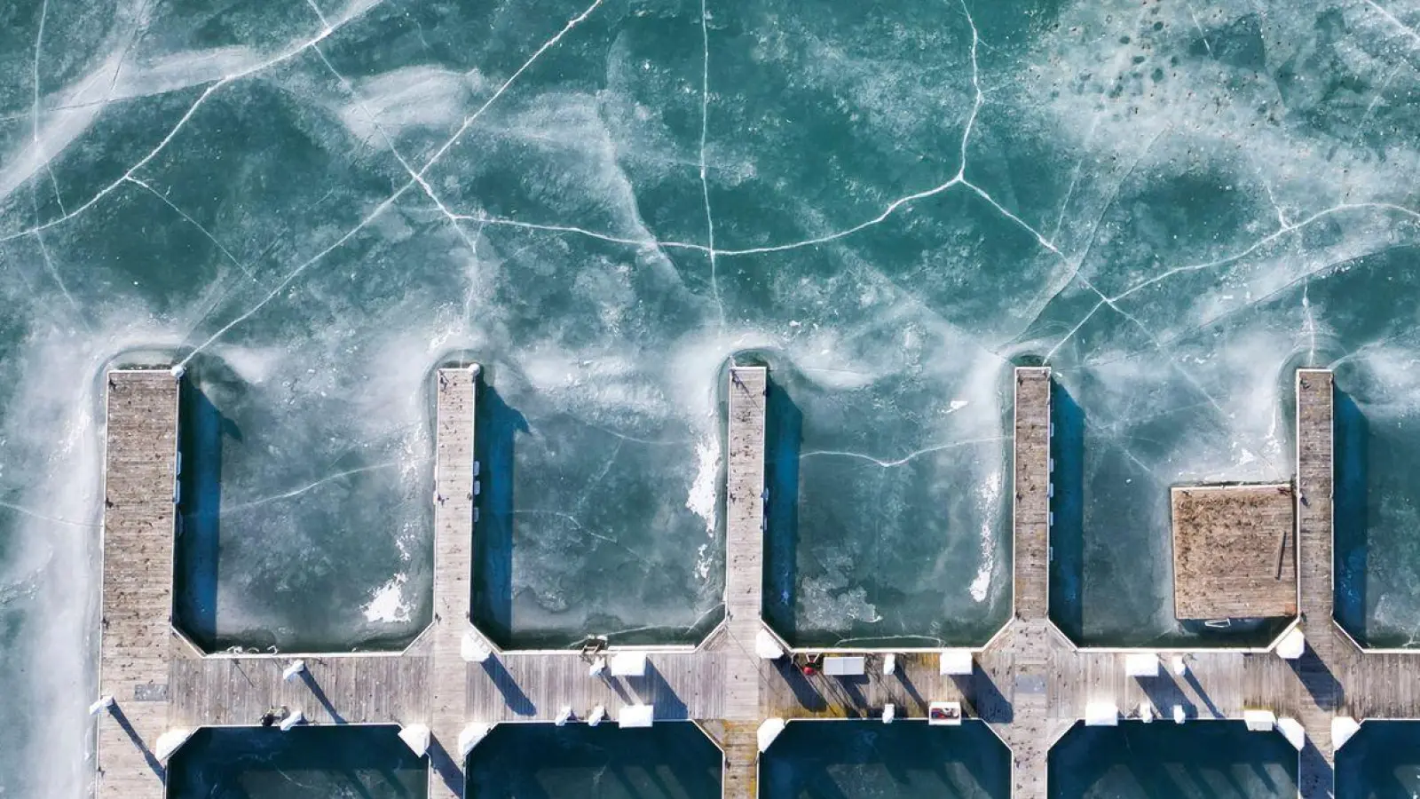 Das Wasser des Michigansees ist an einem eisigen Tag mit Temperaturen unter dem Gefrierpunkt in der Region der Großen Seen zugefroren. (Foto: Erin Hooley/AP/dpa)