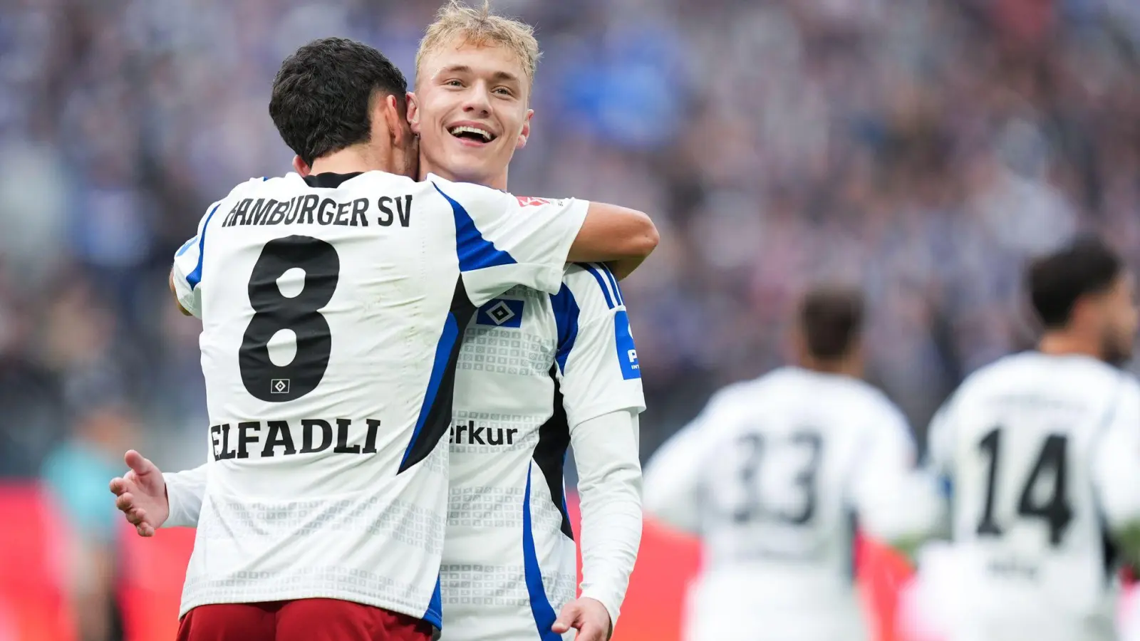 HSV-Torschütze Daniel Elfadli (l) jubelt nach seinem 1:0 mit Vorlagengeber Adam Karabec. (Foto: Marcus Brandt/dpa)