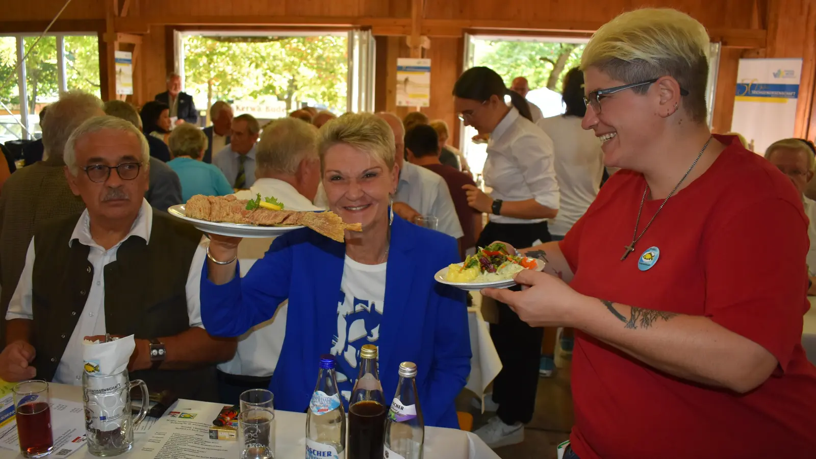 Am Sonntag wurden die 46. Aischgründer Karpfenschmeckerwochen in der Loscher-Halle am Neustädter Festplatz eröffnet. Nach den Ansprachen ließen sich die Gäste die Karpfen schmecken. (Foto: Ute Niephaus)