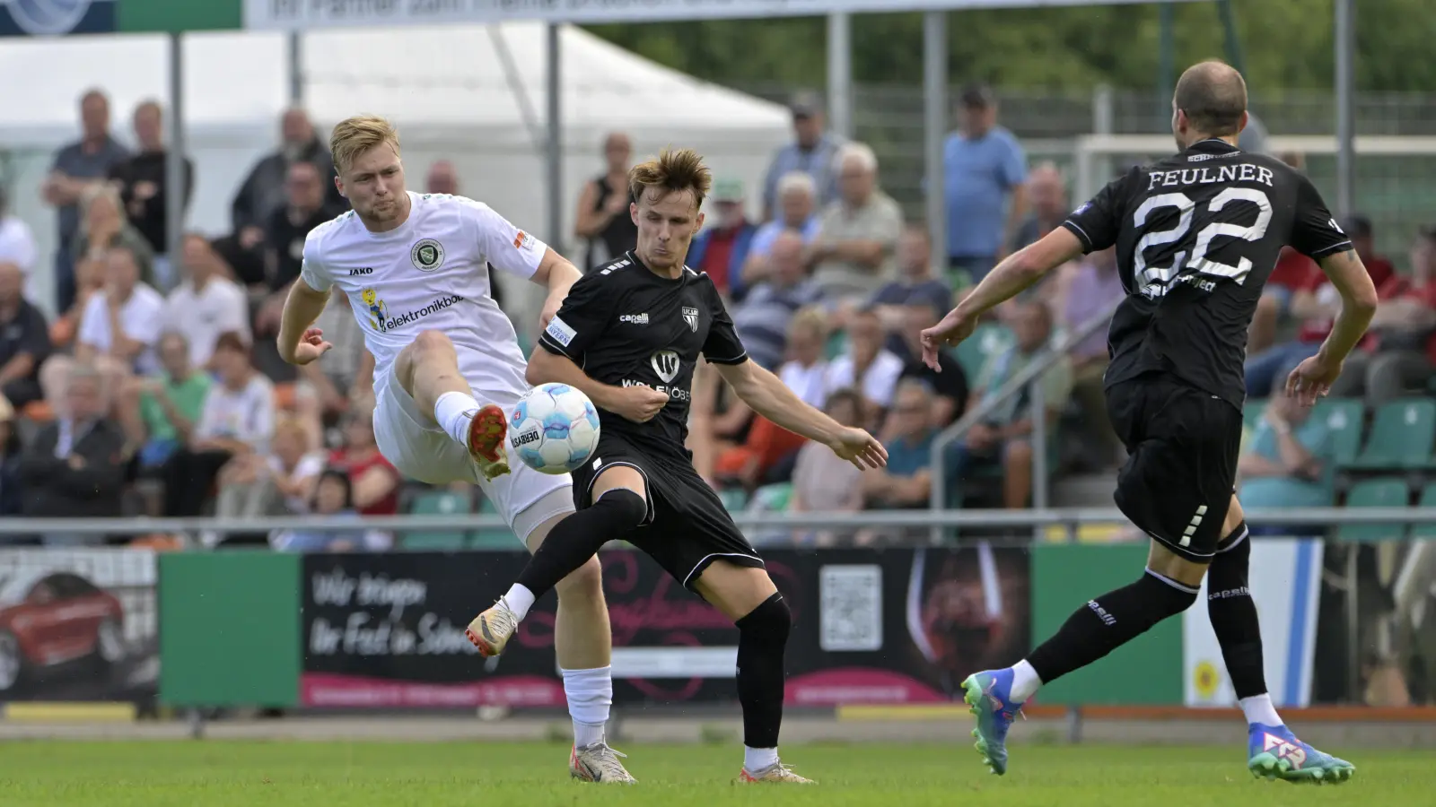 Die SpVgg Ansbach (links mit Niklas Seefried) macht in der Tabelle einen Platz gut, der 1. FC Schweinfurt (Leonard Langhans und Tom Feulner) hat an der Spitze nun vier Punkte Vorsprung. (Foto: Martin Rügner)