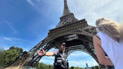 Der Bereich um den Pariser Eiffelturm wurde wegen eines Fassadenkletterers nach Angaben der Nachrichtenagentur AP kurzzeitig abgeriegelt. (Foto: Aijaz Rahi/AP)