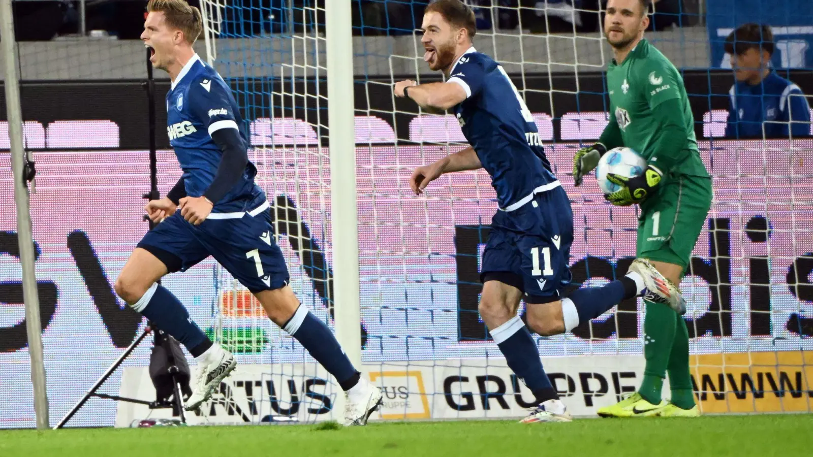 Jubel bei den Karlsruher Spielern nach dem 1:0. (Foto: Uli Deck/dpa)