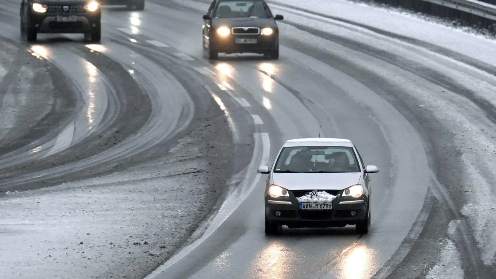 Schneematsch auf der A52 bei Gelsenkirchen. Vielerorts sind die Straßen infolge von gefrierendem Regen spiegelglatt. (Foto: Federico Gambarini/dpa)