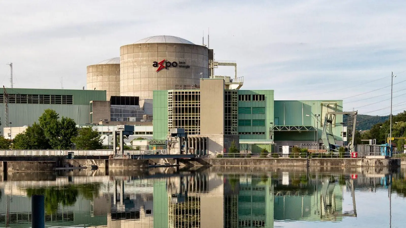 Das Kernkraftwerk Beznau spiegelt sich unweit der deutschen Grenze im Fluss Aare. (Foto: Alessandro Della Bella/KEYSTONE/dpa/ARchivbild)
