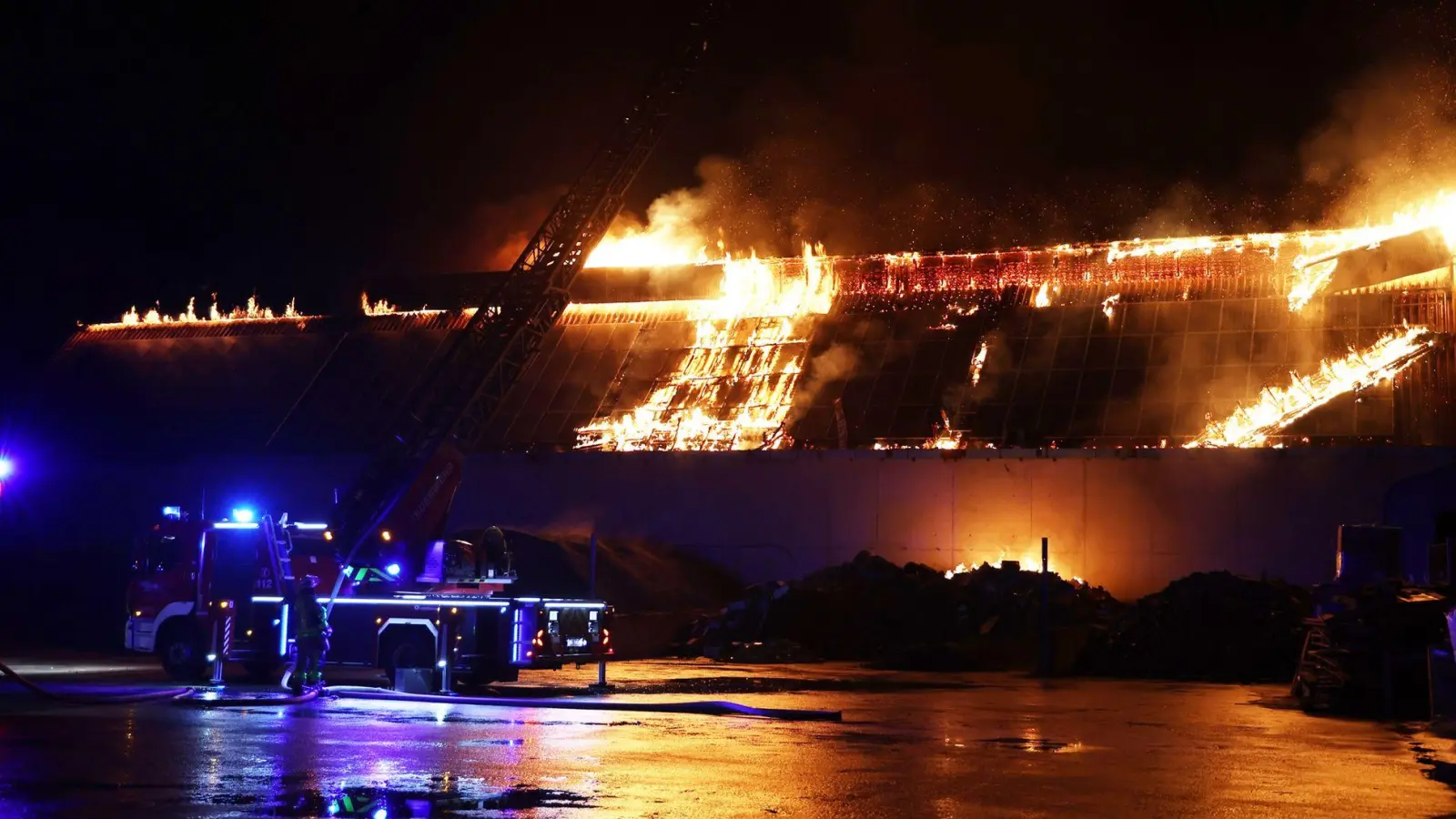 Die Ursache für den Brand ist bislang unklar. (Foto: Ralf Hettler/dpa)