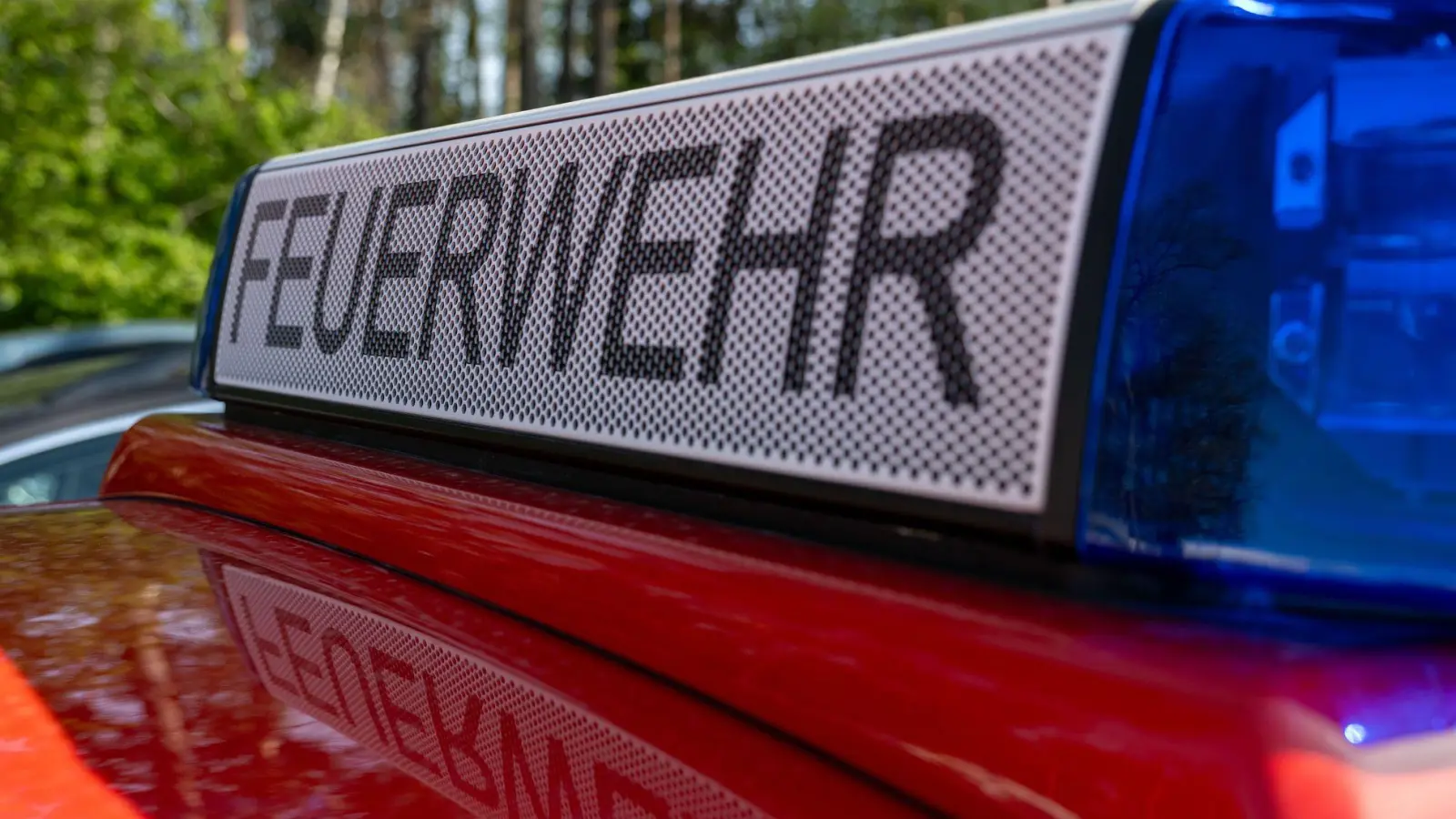 Die Feuerwehr rückte mit vielen Einsatzkräften zum Firmengelände aus. (Symbolbild) (Foto: Pia Bayer/dpa)