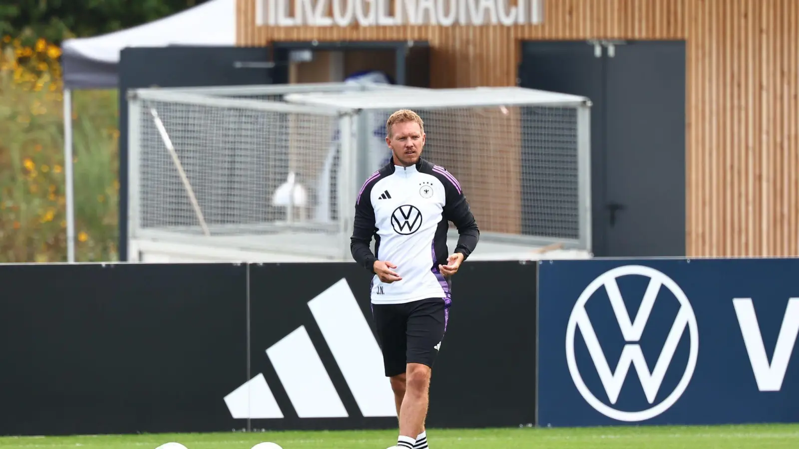 Inzwisschen Stammgast in Herzogenaurach: Bundestrainer Julian Nagelsmann. (Foto: Daniel Karmann/dpa)