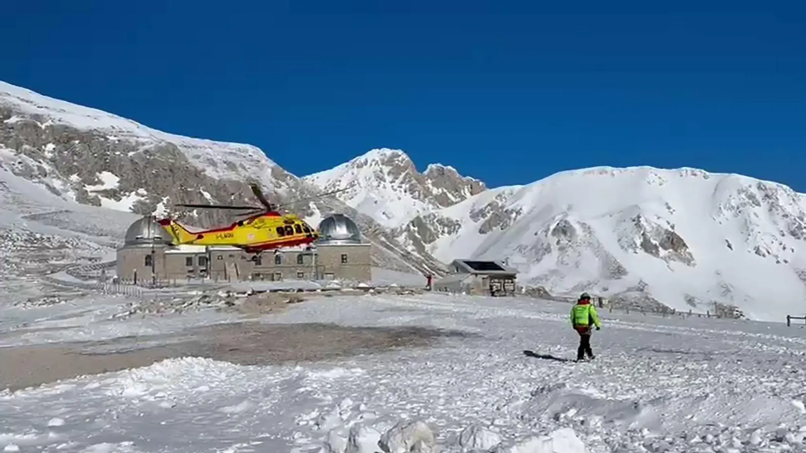 Ein Hubschrauber sucht in den italienischen Abruzzen nach zwei vermissten Bergsteigern im Massiv Gran Sasso. Die Leichen der beiden Männer wurden am Freitag entdeckt. (Foto: -/Italienische Bergwacht/dpa)