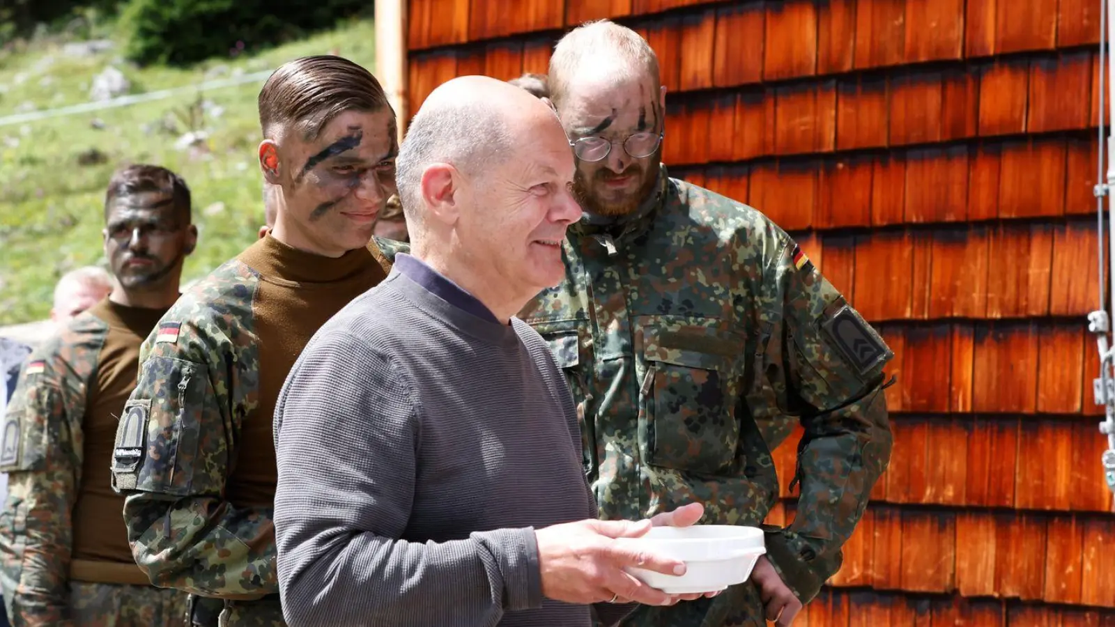 Beim Besuch auf der Reiteralpe zeigt sich Kanzler Scholz zuversichtlich und sieht die Truppe gut gerüstet für die Zukunft.  (Foto: Alexandra Beier/AFP POOL/dpa)