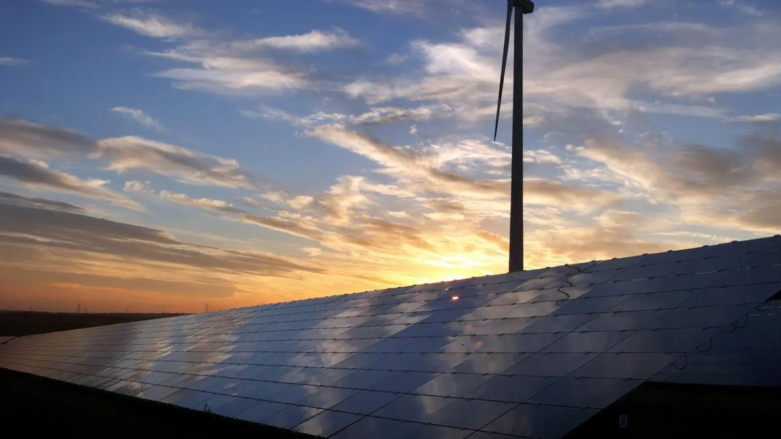 Windräder und eine Solaranlage in Unterfranken. (Foto: Karl-Josef Hildenbrand/dpa/Archivbild)