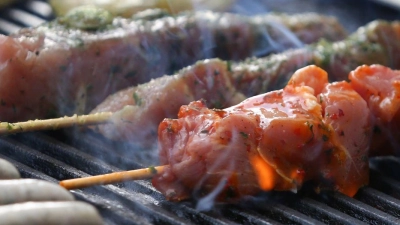 Laut einer Studie wird in vielen Kulturen der Konsum von Fleisch mit Männlichkeit und Potenz in Verbindung gebracht. (Foto: Karl-Josef Hildenbrand/dpa)