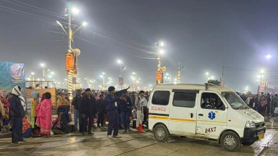 Ein Krankenwagen verlässt den Ort einer Massenpanik beim weltgrößten Pilgerfest in Indien. (Foto aktuell) (Foto: Rajesh Kumar Singh/AP/dpa)