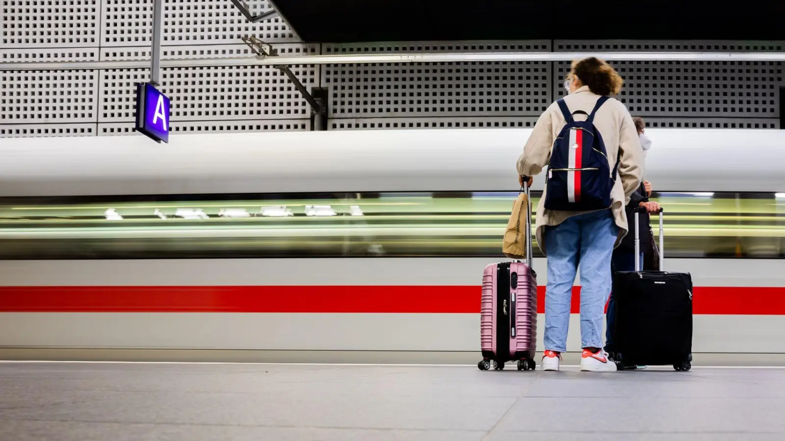 Wer mit der Bahn unterwegs ist, braucht Geduld (Archivfoto).  (Foto: Christoph Soeder/dpa/dpa-tmn)