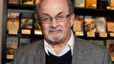 Der Autor Salman Rushdie bei einem Auftritt im Jahr 2017. (Foto: Grant Pollard/Invision/AP/dpa)