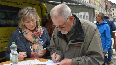 Vor allem Gartenbesitzer – wie dieses Ehepaar aus Heilsbronn– nutzten das Angebot zum Testen ihres Brunnenwassers. (Foto: Silvia Schäfer)