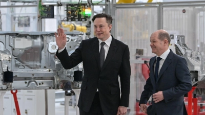 Musk (l) und Scholz während der Eröffnung der Tesla-Fabrik in Grünheide. (Foto: Patrick Pleul/dpa/POOL/dpa)