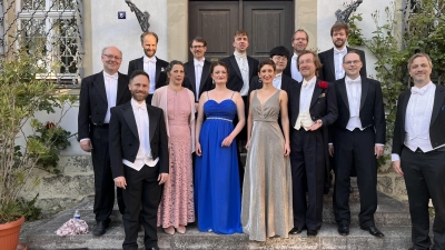 Vor Schloss Seehaus posierte „Die Himlische Cantorey“ 2023 für ein Foto. Zu den Sängerinnen und Sängern um Schlossherr Jan Kobow (Vierter von rechts) wird teils auf barocken Instrumenten gespielt. (Foto: Jan Kobow)