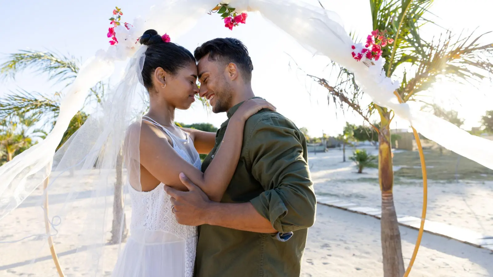 Ja-Wort unter Palmen: So stellt man sich doch eine Traumhochzeit im Urlaubsparadies vor. (Foto: Wavebreak Media LTD/dpa-tmn)