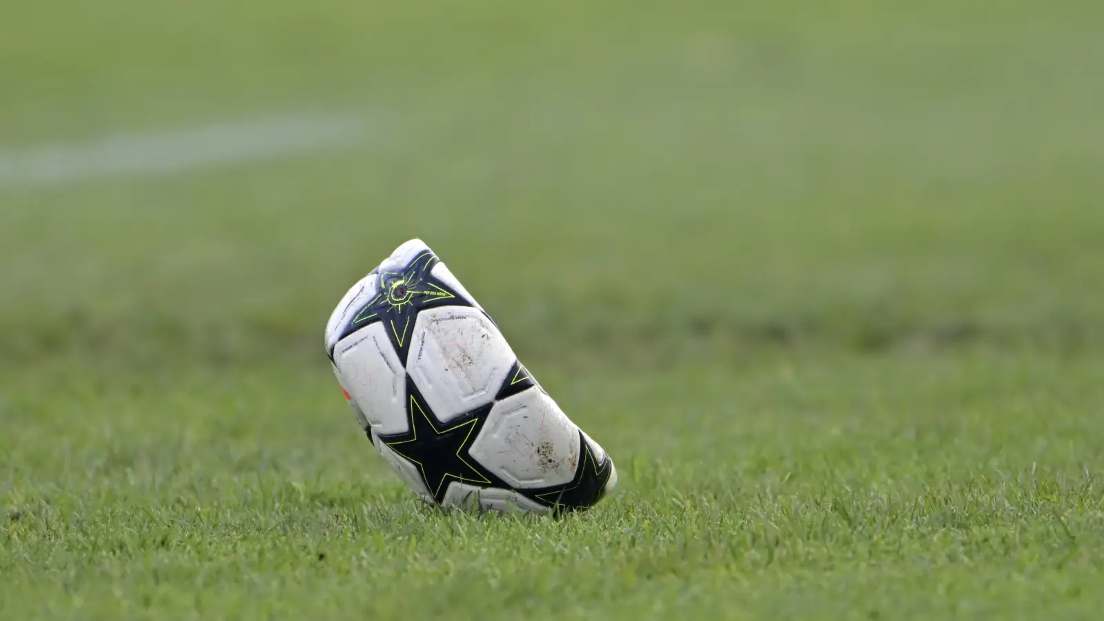 Der Ball ist rund? In Schillingsfürst nicht, jedenfalls nicht immer. Dieses derangierte Exemplar...  (Foto: Martin Rügner)