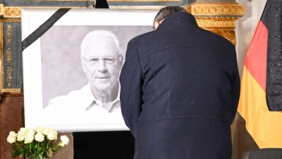 Bayerns Ministerpräsident Markus Söder verneigt sich vor dem Porträt von Franz Beckenbauer. (Foto: Tobias Hase/dpa)