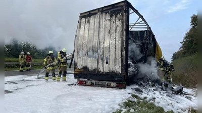 Mit Löschschaum erstickte die Feuerwehr die Flammen auf dem Lkw-Auflieger. (Foto: Feuerwehr Lichtenau)