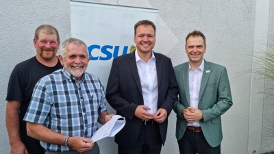 Die beiden stellvertretenden CSU-Ortsvorsitzenden Hartmut Tanzberger (links) und Dr. Christian von Dobschütz (rechts) gratulierten Markus Helmreich (Zweiter von rechts) zur erfolgreichen Nominierung. Peter Weber sorgte für den korrekten Ablauf der Wahl. (Foto: Rainer Weiskirchen)