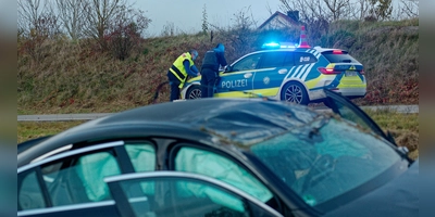 Ein Verkehrsunfall auf der Bundesstraße 13 forderte ein Todesopfer und zwei Schwerverletzte. (Foto: Tizian Gerbing)