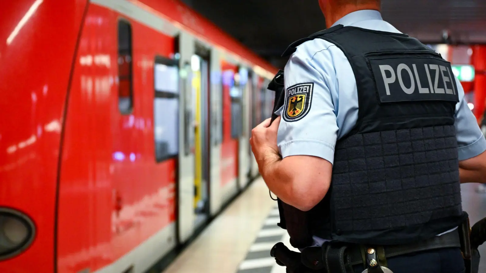 Wegen des Vorfalls am Samstag war unter anderem auch die Polizei am S-Bahnhof Marienplatz. (Symbolbild) (Foto: Sven Hoppe/dpa)