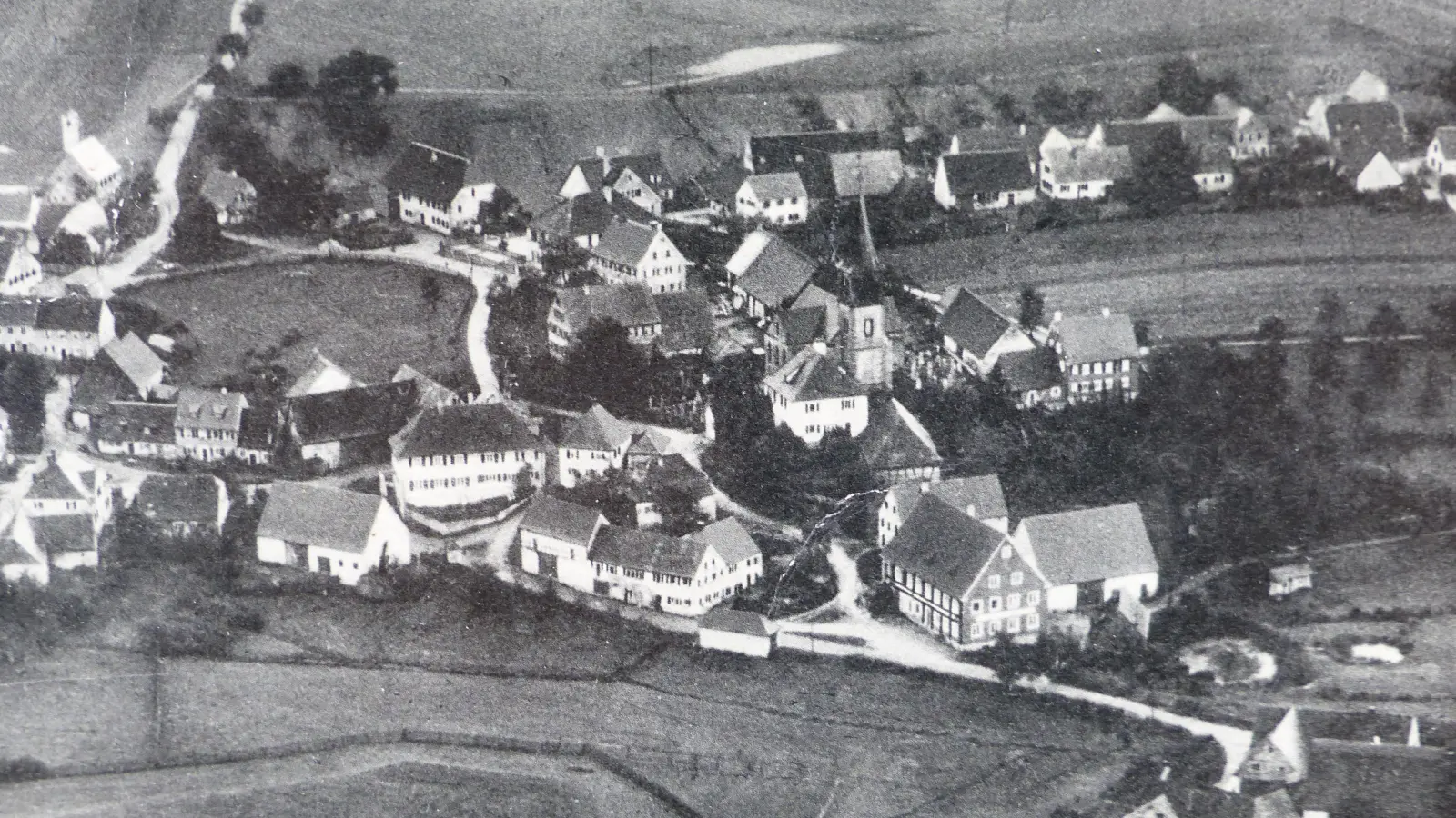 Der Markt Dentlein im Jahr 1939 aus der Vogelperspektive. Im zweiten Band der Heimatbuch-Reihe gibt es ein eigenes Kapitel mit Luftaufnahmen, anhand derer sich die Siedlungsentwicklung im Lauf der zurückliegenden Jahre nachvollziehen lässt. (Repro: Dr. Hans Moser)