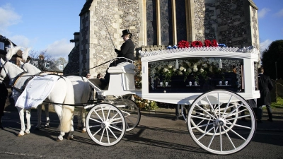 Die Trauerfeier fand in dem kleinen Ort Amersham in der Grafschaft Buckinghamshire nordwestlich von London statt (Foto: Andrew Matthews/PA Wire/dpa)