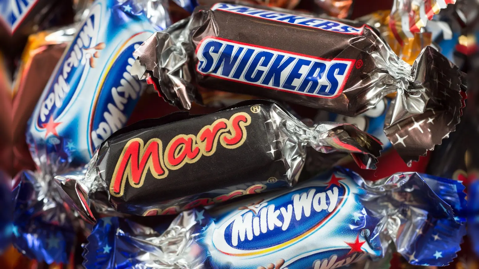 Produkte des Lebensmittelkonzerns Mars gibt es bald auch wieder bei Edeka und Netto. (Foto: Federico Gambarini/dpa)