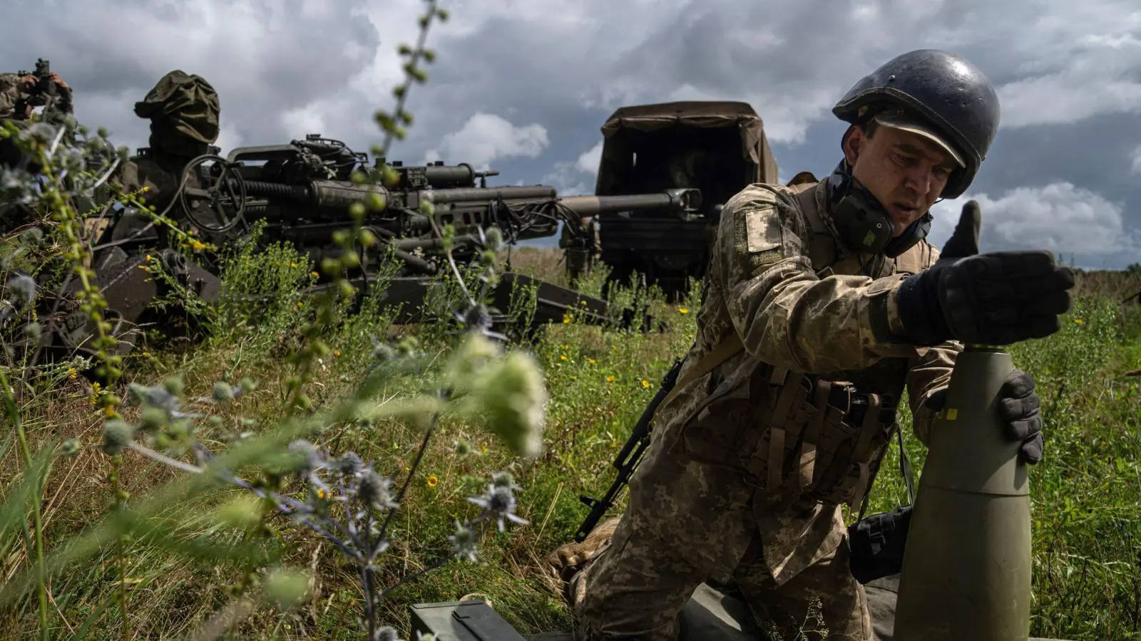 Die USA wollen Nachschub für den Abwehrkampf ukrainischer Soldaten liefern. (Archiv) (Foto: Evgeniy Maloletka/AP/dpa)