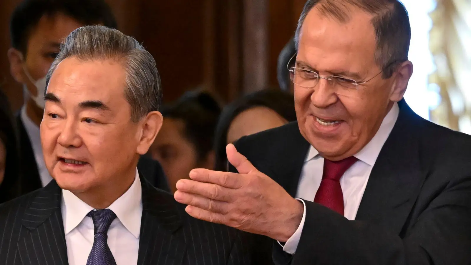 Russlands Außenminister Sergej Lawrow empfing am Mittwoch Wang Yi, den leitenden Außenpolitiker von China. (Foto: Alexander Nemenov/Pool AFP/AP/dpa)